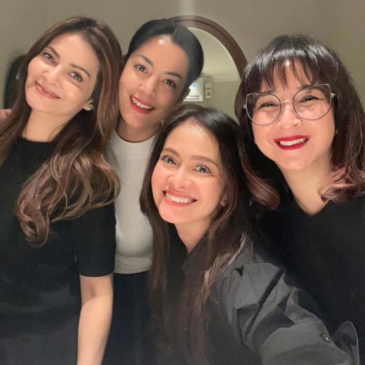 <p>Keempatnya merupakan alumni gadis sampul di angkatan yang berbeda. Novita Angie adalah alumni Gadis Sampul tahun 1994, Cut Tary tahun 1991, Ersa Mayori 1993, dan Lulu Tobing sendiri alumni Gadis Sampul tahun 1992. (Foto: Instagram @lulutobing)<br /><br /><br /></p>