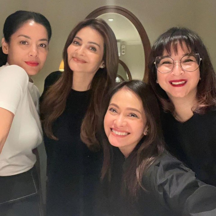 <p>Berkumpulnya keempat alumni Gadis Sampul ini menuai pujian netizen, tak terkecuali dari rekan-rekan artis. "Kakak kakakuuu OMG 😮😮😮😮😮 kalian ga brubah muka nyaaaah dr jaman aku SD aku udah liatin kalian di Majalah Gadis !!!!!!!!! OMG kakkkkkkkk 😮😮😮 kalian idola akuuuuuuuhhhh ! GADIS SAMPUL TER HITS !!!," tulis Meisya Siregar. (Foto: Instagram @lulutobing)<br /><br /><br /></p>