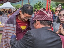 Kunjungi Desa Wisata Meat, Sandiaga Dikalungi Ulos Ragi Hotang Sarat Makna