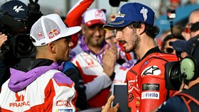 Momen Martin Peluk Bagnaia Usai MotoGP Valencia 2023