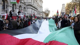 FOTO: Ratusan Ribu Warga London Tuntut Gencatan Permanen di Gaza