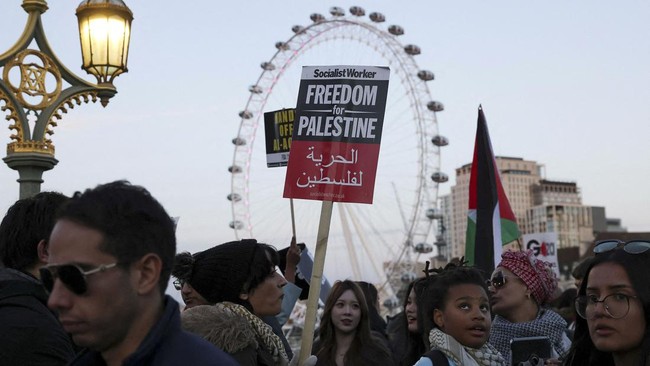 FOTO: Ratusan Ribu Warga London Tuntut Gencatan Permanen di Gaza