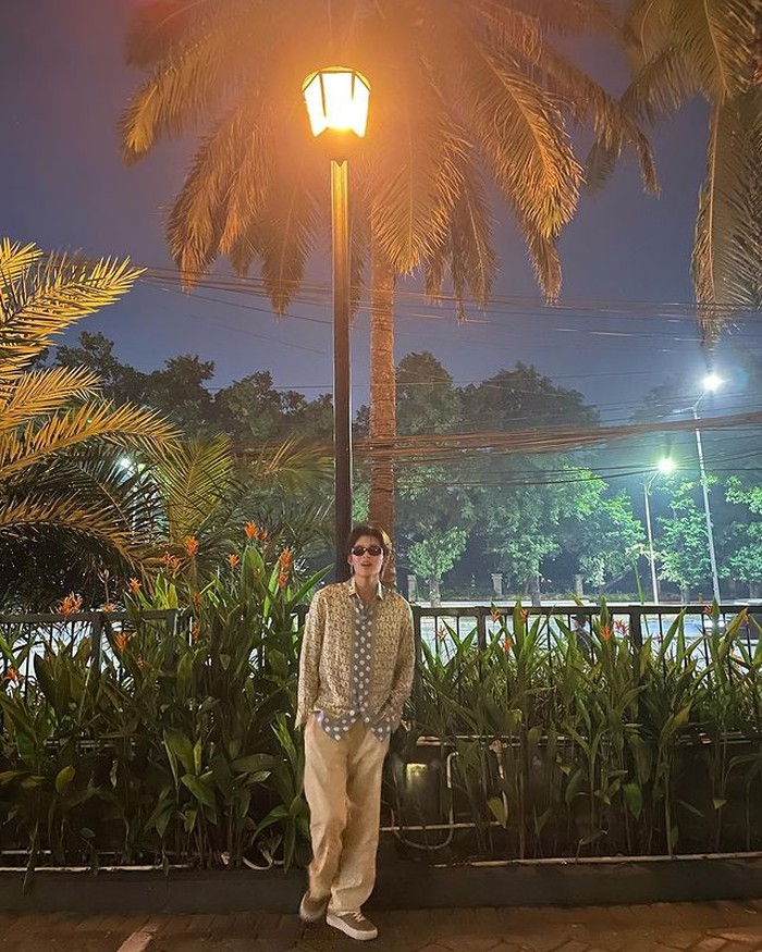 Sebagai muse, Pond hadir saat brand parfum yang ia promosikan itu membuka instalasi pop up store di Plaza Senayan pada 19 Juli lalu. Mumpung di Indonesia, Pond sampai 'napak tilas' tempat idolanya, Jaehyun NCT, berpose saat di sini. /Foto: instagram.com/p