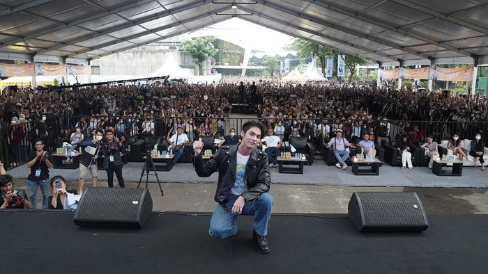 Tahun 2023 dimulai dengan kedatangan Bright Vachirawit yang menyapa penggemarnya di Indonesia pada 28 Januari lalu. Kamu ikutan ke sana nggak nih, Beauties? /Foto: instagram.com/ichitanindo