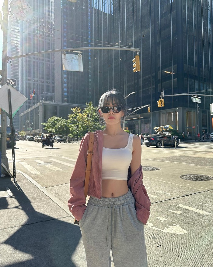 Terakhir ada dari Sakura yang memakai jogger pants serta crop top. Meski terlihat sederhana, outfit ini memang nyaman untuk digunakan saat nonton konser./ Foto: instagram.com/39saku_chan