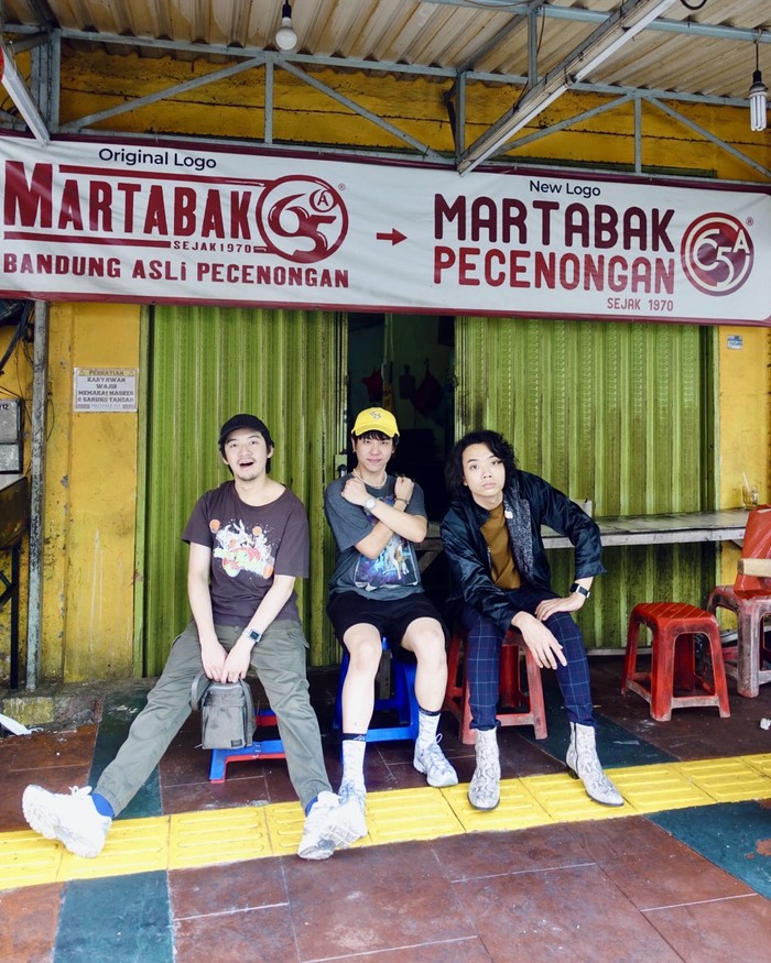 Tilly Birds memanjakan telinga penggemarnya di Indonesia melalui konser yang dilaksanakan pada 15 Juli lalu di MBloc Live House. Setelahnya, Third cs terlihat bersantai dan menyicip martabak di Jakarta. /Foto: twitter.com/TillyBirds