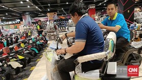 Pengunjung Borong Sepeda Listrik di Transmart Full Day Sale