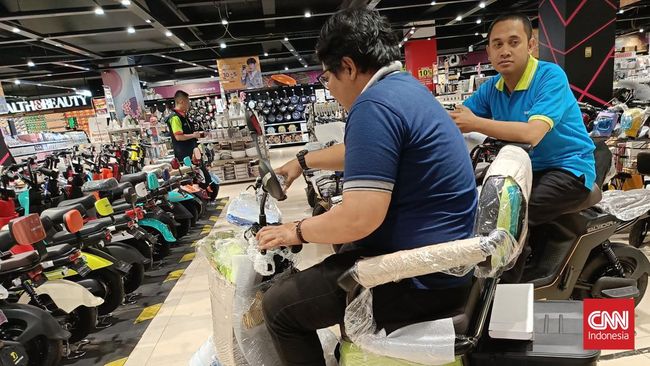 Pengunjung Borong Sepeda Listrik di Transmart Full Day Sale - CNN Indonesia