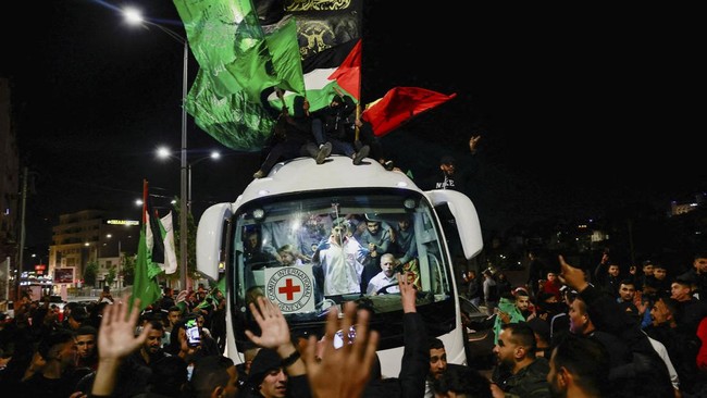 Kelompok Hamas membebaskan 16 orang sandera jelang akhir gencatan senjata di Gaza pada Rabu (29/11) malam.