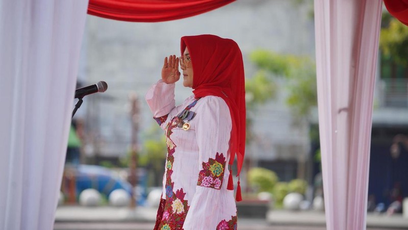 Pemkab Klaten melalui Dinas Pendidikan (Dissik) daerah setempat menggelar upacara peringatan Hari Guru Nasional (HGN) 2023 di Alun-alun Klaten, Sabtu (25/11).