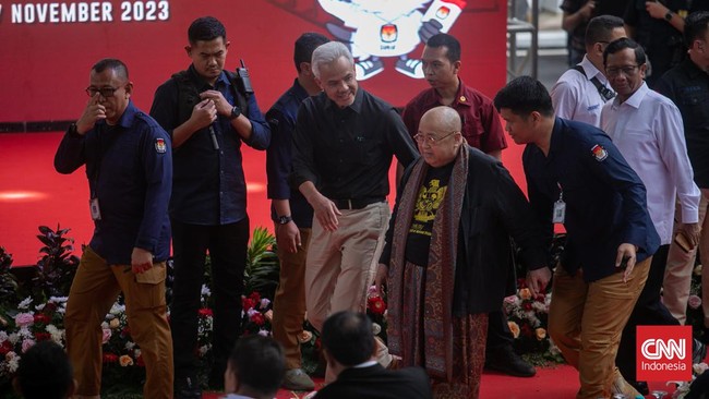 Meramaikan deklarasi kampanye pemilu damai itu ada sejumlah rangkaian acara dari mulai atraksi drumband IPDN hingga pemberian piagam Rekor MURI ke KPU.