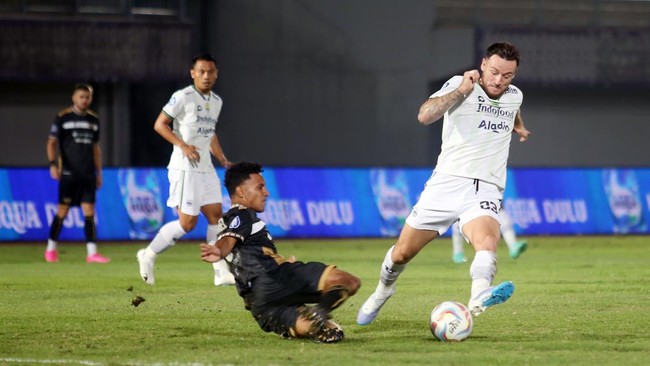 Pelatih Persib Ungkap Alasan Absennya Marc Klok di Laga Pembuka Final Liga 1
