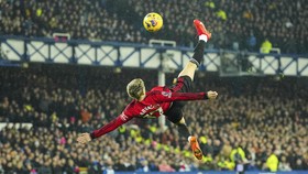 Garnacho Cetak Gol Salto Spektakuler Lalu Tiru Selebrasi 'Siu' Ronaldo