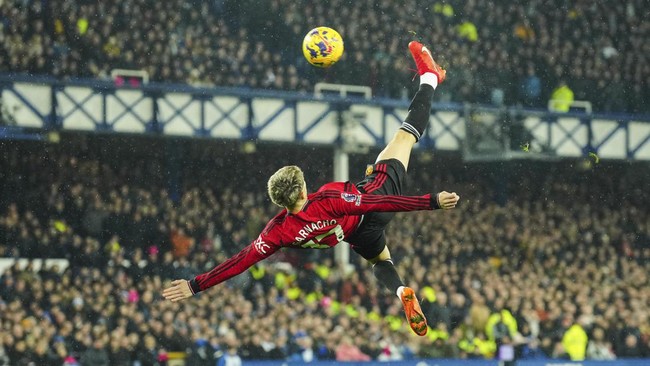 Pemain Manchester United Alejandro Garnacho meniru selebrasi 'Siu' Cristiano Ronaldo setelah mencetak gol salto spektakuler.