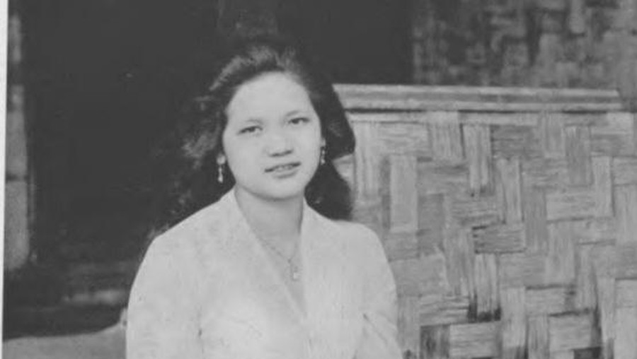 Foto berjudul Dorpsvrouw (perempuan desa) dalam buku Het Paradijs van Java (Surga dari Jawa) karya Wijnand Elbert Kerkhoff pada kisaran tahun (1919-1930)
