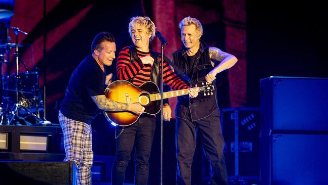 Green Day beber alasan akhirnya kembali kritik kondisi sosial lewat lagu bertema politik, The American Dream is Killing Me. 