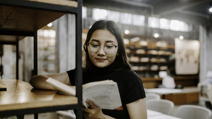 Ilustrasi membaca reorientasi dalam biografi dan sejarah.