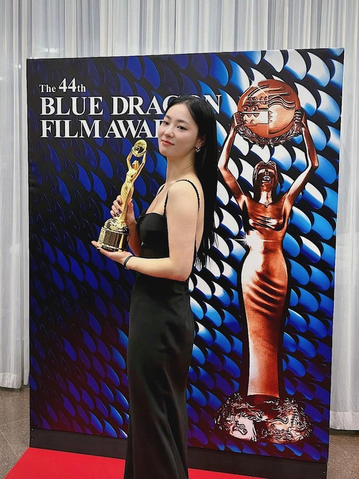 Jadi pemenang kategori 'Best Supporting Actress', Jeon Yeo Been tampil serasi all black from head to toe!/ Foto: instagram.com/jeon.yeobeen