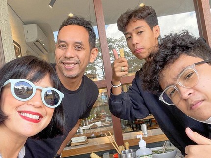 5 Potret Sophie Navita & Pongki Barata Tinggal di Bali, Putra Pertama Kuliah di UGM
