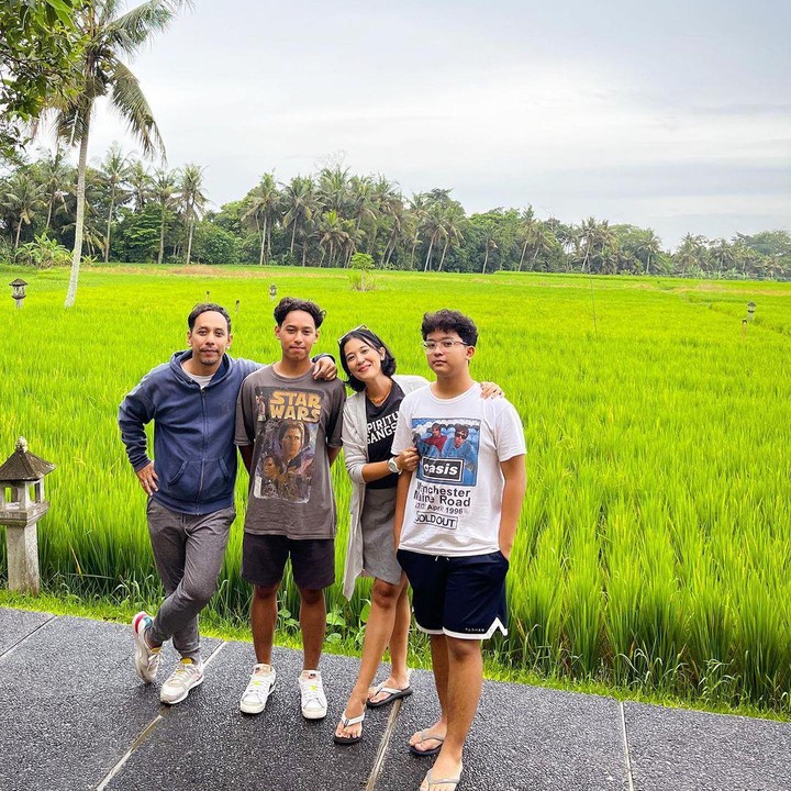<p>Keluarga artis yang satu ini memutuskan untuk tinggal di Bali sejak 2016. Akan tetapi, kini mereka hanya tinggal bertiga karena putra sulungnya harus mengejar pendidikan di Yogyakarta. (Foto: Instagram@sophienavita)</p>
