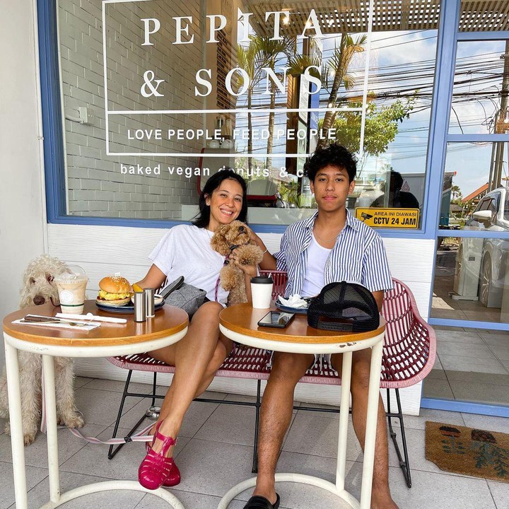 <p>Meski anak sulungnya tengah merantau, ketika libur tiba mereka tidak akan menyia-nyiakan kesempatan untuk berkumpul bersama. "Sarapan <em>(brunch</em> sih sebenarnya) sama anak lanang dulu sebelum kembali ke kota tempat kuliah," tuturnya. (Foto: Instagram@sophienavita)</p>