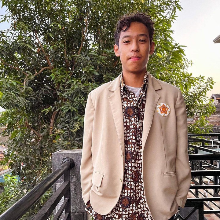 <p>Rangga yang kini berusia 20 tahun diketahui sedang menjalani masa perkuliahan di salah satu universitas bergengsi, yakni Universitas Gajah Mada (UGM) Yogyakarta. Ia mengambil jurusan sarjana hukum seperti sang Bunda dulu saat masih kuliah. (Foto: Instagram@sophienavita)</p>