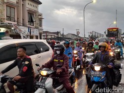 Viaduk Gilingan Solo Tergenang Usai Hujan Lebat, Lalu Lintas Macet