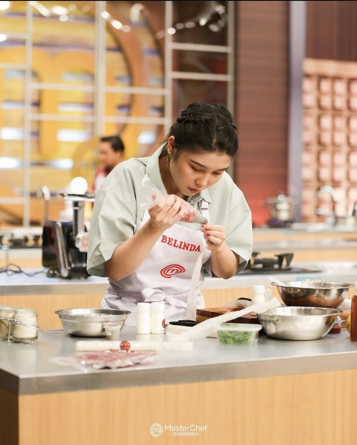 The excitement of Belinda Christina, winner of MasterChef Indonesia 11 in the kitchen