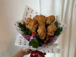 Bukan Bunga, 5 Pengantin Ini Bawa Buket Makanan yang Unik