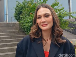 Respons Luna Maya Usai Dapat Lemparan Bunga di Nikahan BCL-Tiko