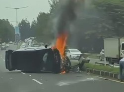 Detik-detik Alphard Terguling hingga Terbakar Dekat Exit Tol Bintaro