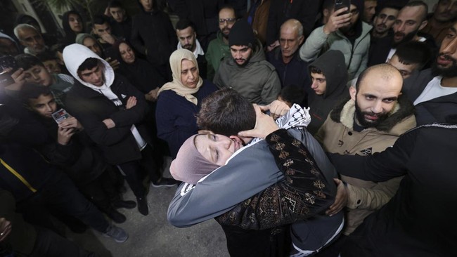 Israel membebaskan lebih banyak tahanan warga Palestina sebagai bagian dari kesepakatan gencatan senjata di Jalur Gaza dengan Hamas yang diperpanjang.