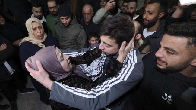 Nyaris 80 persen atau mayoritas warga Palestina yang dibebaskan dari penjara Israel dalam gencatan senjata empat hari adalah anak-anak dan remaja.