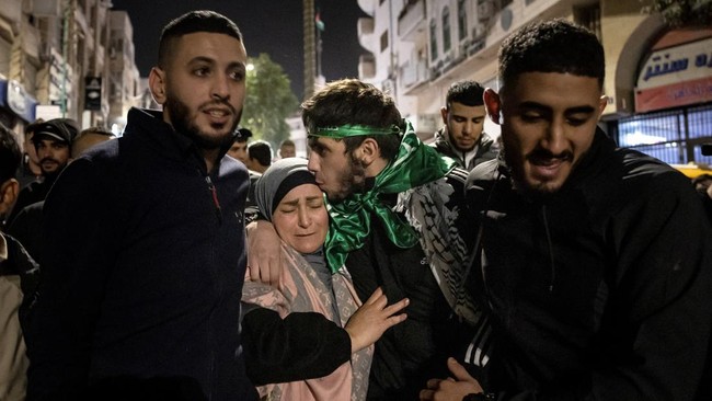 Gencatan senjata Israel-Hamas telah memasuki hari keempat alias terakhir hari ini, Senin (27/11).
