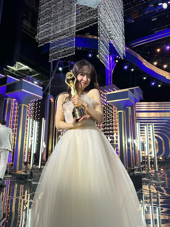 Tampil bak peri dengan dress putih di Blue Dragon Film Awards 2023, Park Bo Young membawa pulang trofi 'Popular Star Award' bersama Kim Seon Ho, Song Joong Ki, dan Jo In Sung./ Foto: instagram.com/boyoung0212_official