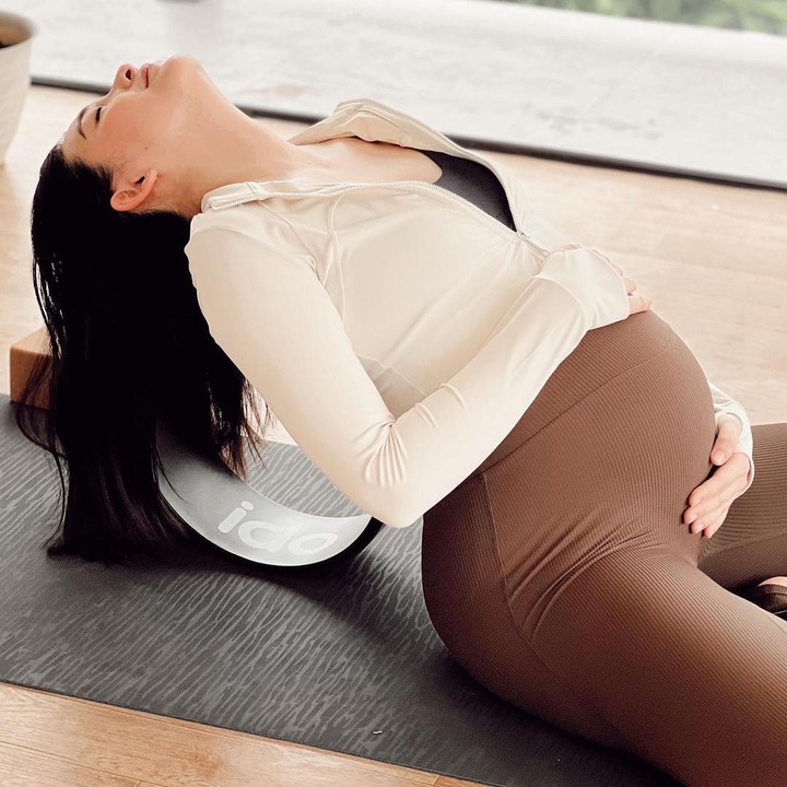 <p>Gerakan yoga yang dilakukan Patricia selama kelas yoga pun juga beragam dan tentunya dipandu dengan instruktur berpengalaman. Tubuh Patricia terlihat sudah sangat lentur ya, Bunda. Yoga memang memiliki banyak manfaat untuk kehamilan hingga persalinan.  (Foto: Instagram: @pattdevdex)</p>