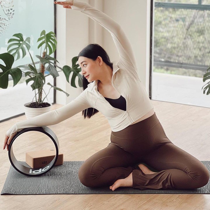 <p>Patricia tampaknya sudah mempesiapkan diri untuk menjalani kehamilan keduanya ini. Ia menjalani prenatal yoga tanpa kendala meski masih tergolong baru. (Foto: Instagram @pattdevdex)</p>