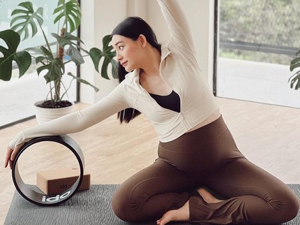 5 Potret Patricia Devina Enjoy Ikuti Kelas Prenatal Yoga untuk Kehamilan Kedua