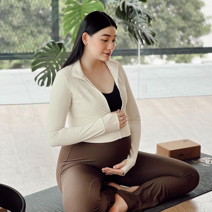<p>Belum lama ini, Patricia membagikan foto saat ia mengikuti kelas prenatal yoga, Bunda. Dengan rambut panjang yang terurai, Patricia tampak sangat fokus mengikuti kelas yoga ini. Perempuan 27 tahun ini terlihat mengenakan pakaian nyaman, yakni baju berwarna putih dan celana cokelat. (Foto: Instagram: @pattdevdex)</p>
