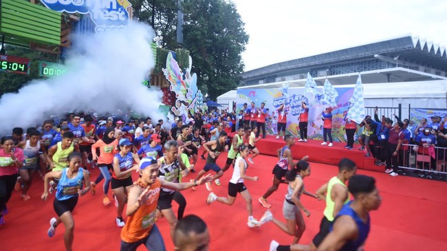 Direktur Utama Pertamina, Nicke Widyawati, membuka acara Pertamina Eco RunFest 2023 yang berlangsung di Istora Senayan, Minggu, (26/11).