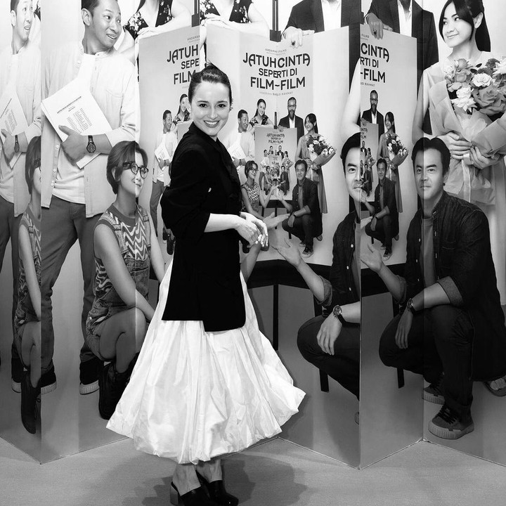 <p>"Sangat cantik, Mama," ungkap seorang netizen dengan emotikon hati. "Cantiknya Ibu Julessss." "Mama Jules yang cantik. Dan mau tidak mau aku memerhatikan sepatumu yang cantik itu. Sangat lucu," ungkap netizen lainnya. (Foto: Instagram: @julstelle)</p>