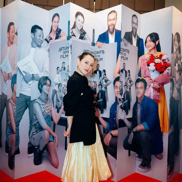 <p>Beberapa waktu lalu, Julie terlihat menghadiri Gala Premier film terbarunya. Ia mengenakan atasan hitam dan rok warna gold. Sementara itu, rambutnya terlihat disanggul secara sederhana. (Foto: Instagram: @julstelle)</p>