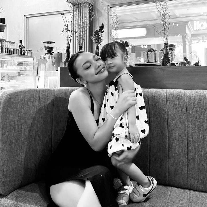 <p>"Selamat ulang tahun untuk aramsamsam Yaya kecilmu. Dia sekarang 2 tahun. Aku sangat mencintaimu dan aku akan selamanya flex perbedaan usia kita yang 16 tahun. Aku percaya seiring bertambahnya usia kamu akan menjadi orang yang menghiburku karena aku masih belum bisa memproses kenyataan ketika aku pura-pura menangis di depanmu, kamu memelukku dan berkata 'Gak apa-apa Kak', meskipun kamu tidak tahu kalau aku pura-pura menangis dan kamu baru saja berusia 2 tahun," ungkap Naura. (Foto: Instagram: @naura.ayu)</p>