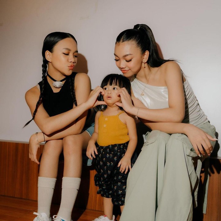 <p>Setelah menikah dengan Baldy Mulya Putra, Nola B3 dikaruniai empat orang anak, Bunda. Mereka adalah Naura Ayu, Bevan, Neona Ayu, dan Si Bungsu Nakeya Ayu. (Foto: Instagram: @nakeya_ayu)</p>