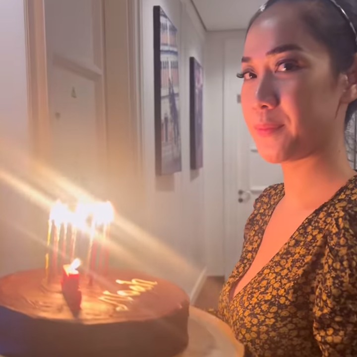 <p>Melihat pada laman Instagram-nya, BCL menyempatkan waktu untuk merayakan ulang tahun Noah yang ke-13. Ia memberikan sang anak sebuah kue ulang tahun dengan lilin di atasnya. (Foto: Instagram: @bclsinclair)</p>