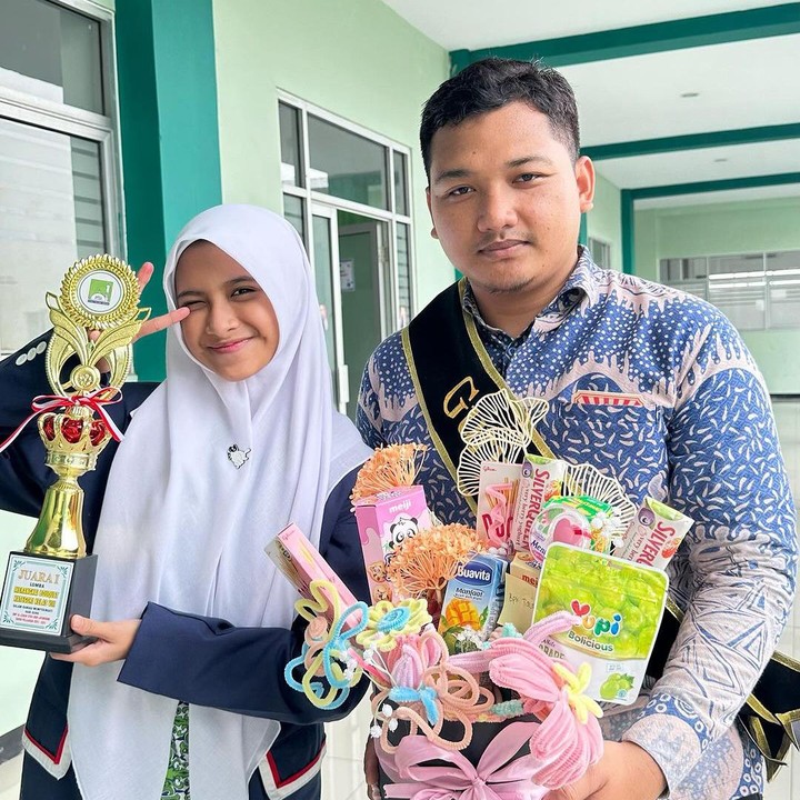 <p>Merayakan Hari Guru Nasional, Quinn Salman memberikan persembahan sebuah lagu, Bunda. Lagu tersebut didedikasikan untuk para guru karena selalu memberikan ilmu yang bermanfaat. "Persembahan buat guru-guru hebat yang selalu memberikan ilmu buat murid-mudinya. Selamat Hari Guru," ujarnya kala mengunggah video bernyanyi di depan kelas. (Foto: Instagram: @quinnsalman)</p>