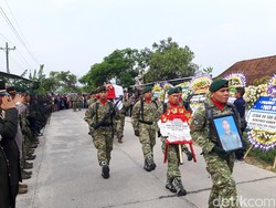 Haru Iringi Pemakaman Praka Anumerta Miftahul yang Gugur di Papua