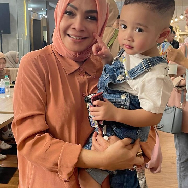 <p>Potret perayaan ulang tahun Rayyanza juga dibagikan sang nenek, Rieta Amalia. Rieta yang sering mengunggah vlog bersama cucunya itu mem-posting foto saat menggendong Rayyanza. (Foto: Instagram @rieta_amilia)</p>