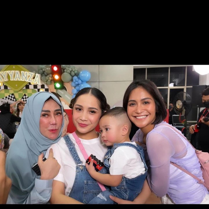 <p>Raffi dan Nagita membuat pesta ulang tahun untuk Rayyanza, mengundang keluarga serta para sahabat artis. Tampak hadir keluarga besar dari Raffi dan Nagita. (Foto: Instagram @amy_r_qanita)</p>