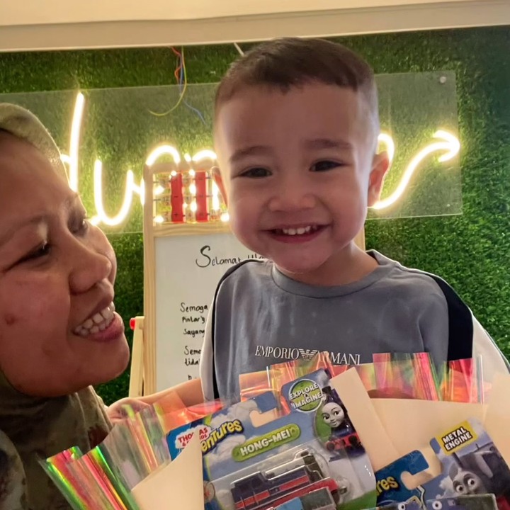 <p>Sebelum pesta ulang tahun, Rayyanza sudah terlebih dahulu mendapatkan kejutan dari babysitter-nya yang sering disapa Sus Rini. Tahun ini, Sus Rini memberikan hadiah mainan mobil-mobilan yang sangat disukai Rayyanza. (Foto: Instagram @riniperdiyanti)</p>